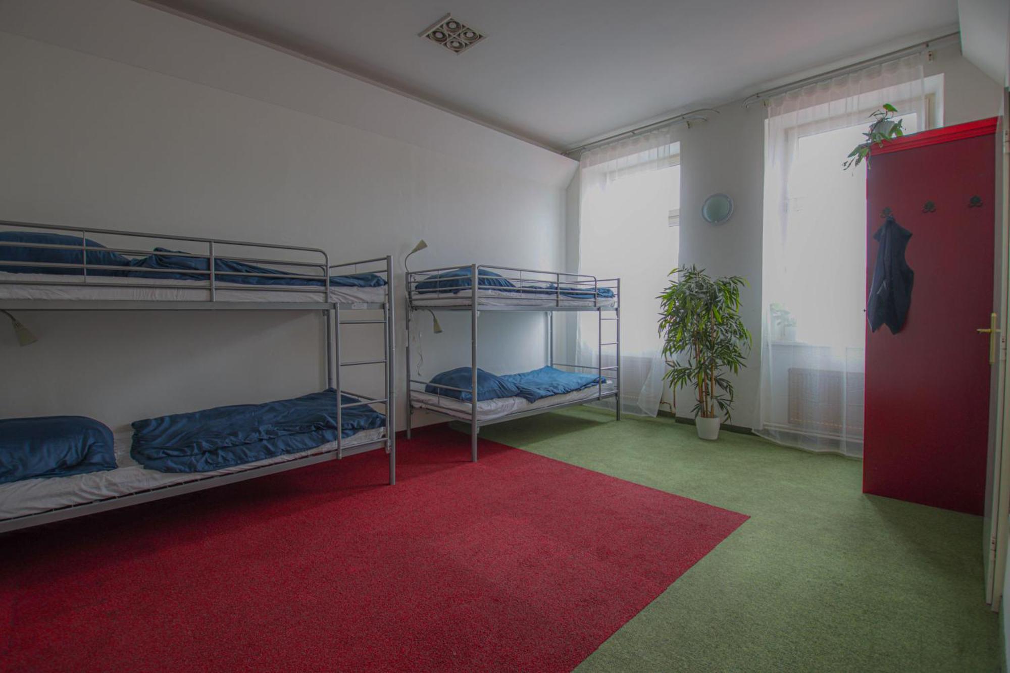 In Hostel Прага Экстерьер фото