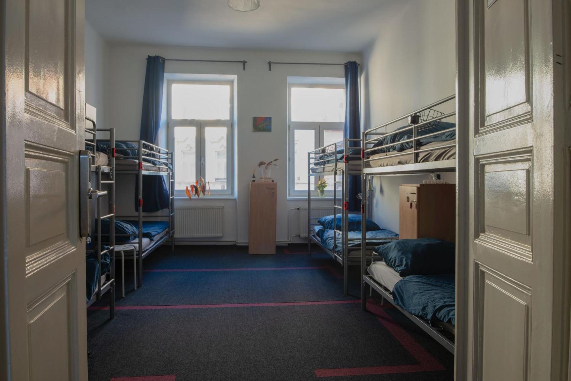 In Hostel Прага Экстерьер фото